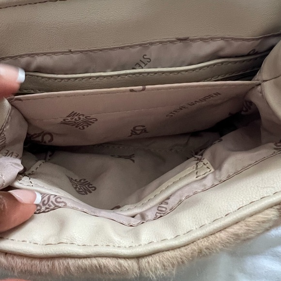 Steve Madden Btoy small quilted cross body bag in taupe faux fur - Picture 6 of 14